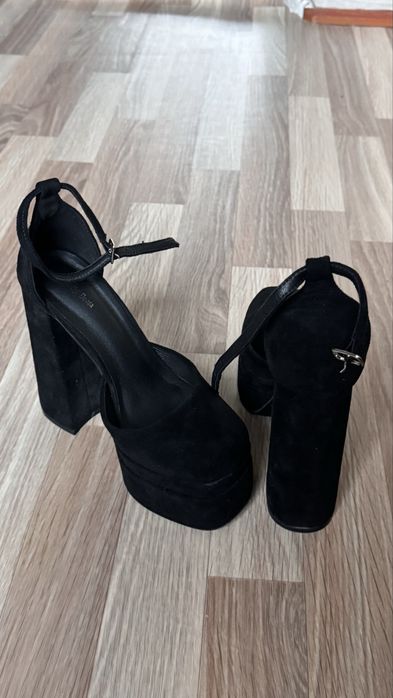 Черные туфли на большой платформе