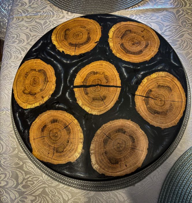 Въртящо се плато за сервиране от дъб и епоксидна смола