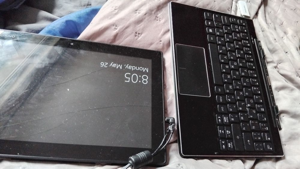 Лаптопче Леново, което става и на таблет за ремонт или за части