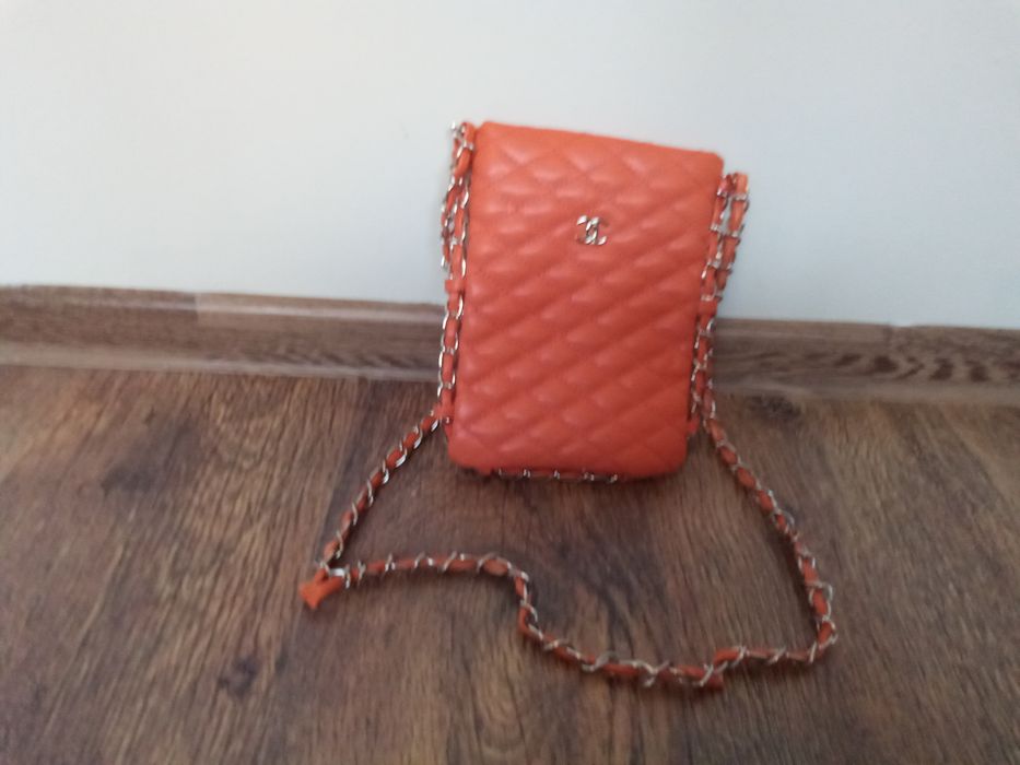 Дамски маркови чанти Chanel   и  Guess, изключително запазени