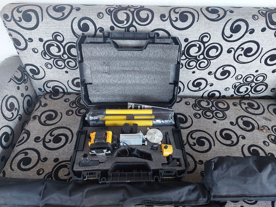 Лазерный уровень вместе со штативом