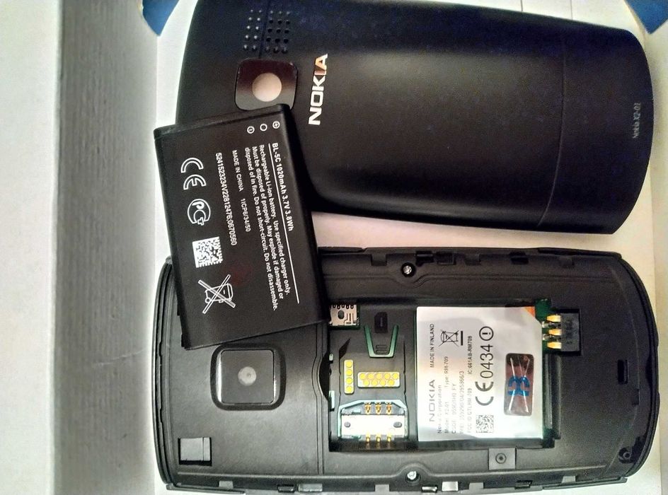 Телефон Nokia X2-01 QWERTY-клавиатура, microSD, Bluetooth. 0.3MP черен