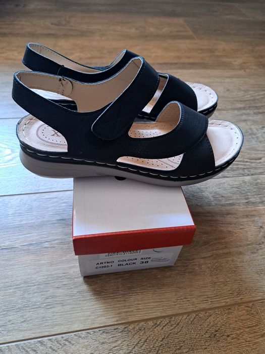 Черни сандали само пробва ни