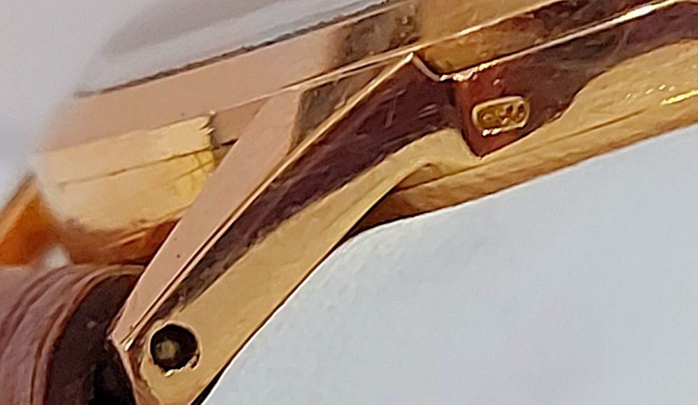 Omega  vintage din aur roz 18k este o bijuterie deosebită.