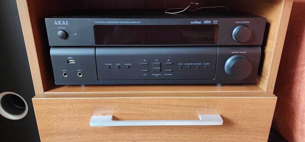 Boxe Akai si amplificator