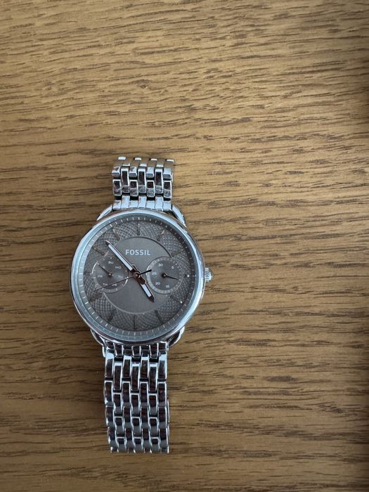 Часовника е С ЧИСТО НОВА сменена батерия.Дамски часовник fossil