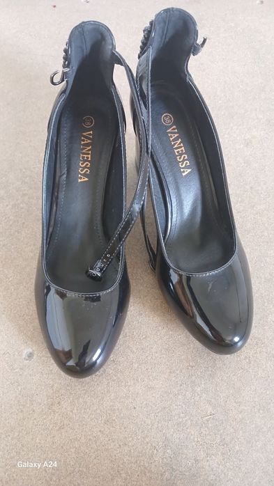 Tufli  qora rangda narxi 150000 yana kelishamiz telefon qilsangiz aaaa