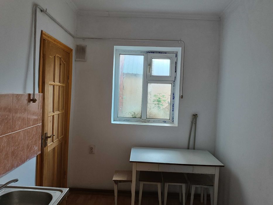 Офисные столы и стулья