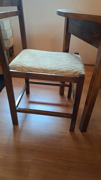 Кръгла кухненска маса и 4 стола от масив