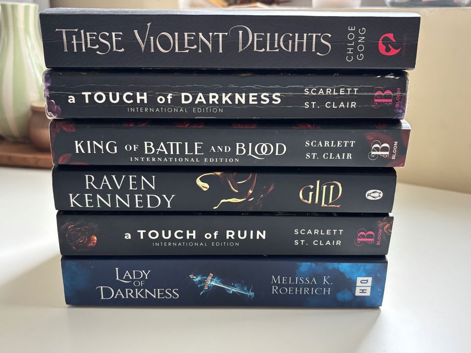 Romantasy and fantasy books
