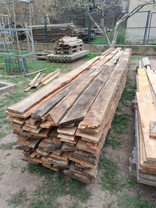 Доски, обрешётка , черный потолок