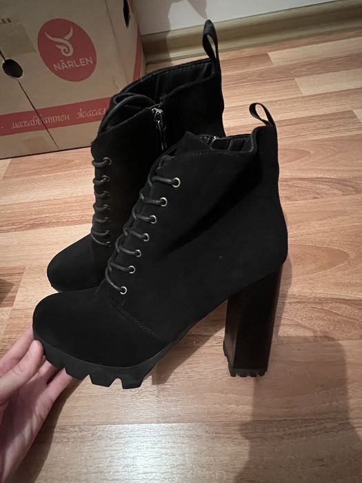 Продам женские ботиночки.