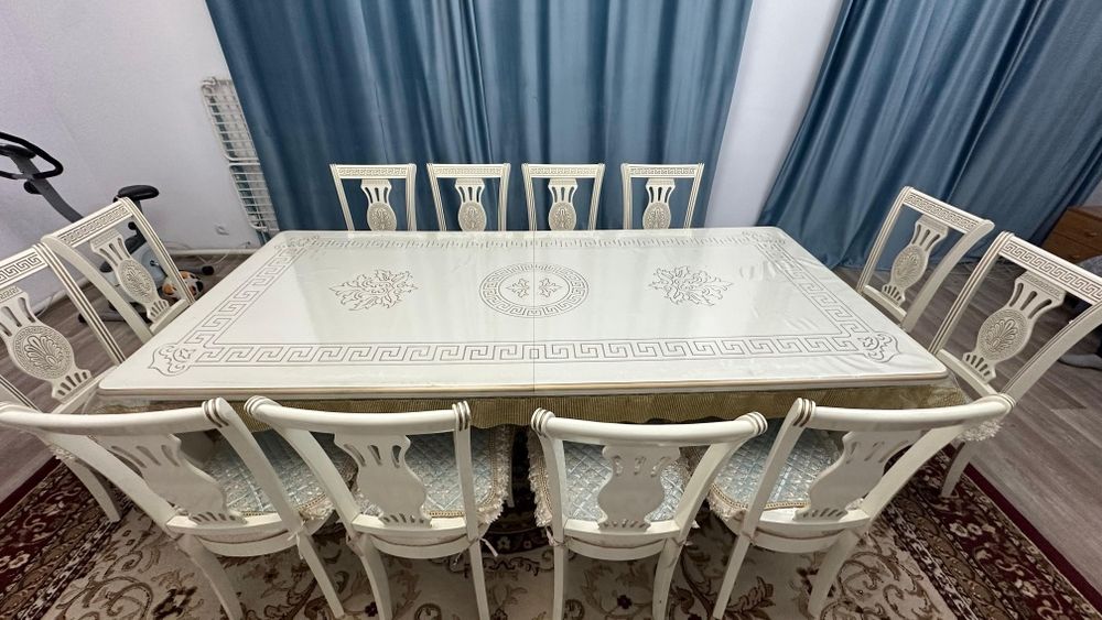 Продам очень красивый стол со стульями