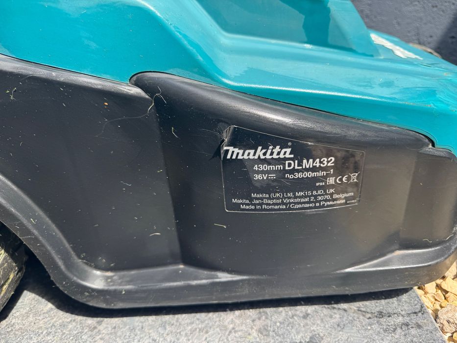 Masina de tuns gazon Makita DLM 432 cu incarcator si 2 acumulatori 43 cm ,3600rpm