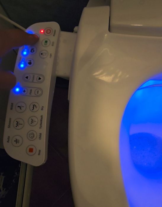 Смарт капак за тоалетна с дистанционно управление