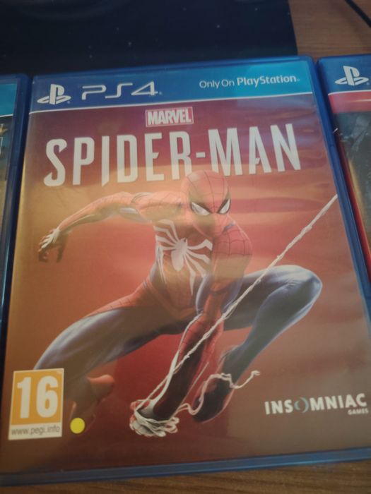 Playstation 4 pro + 3 jocuri + tastatura & mouse - stare foarte bună.