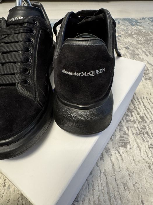 Sneakers Alexander McQueen Oversized Black Suede – Condiție Excelentă