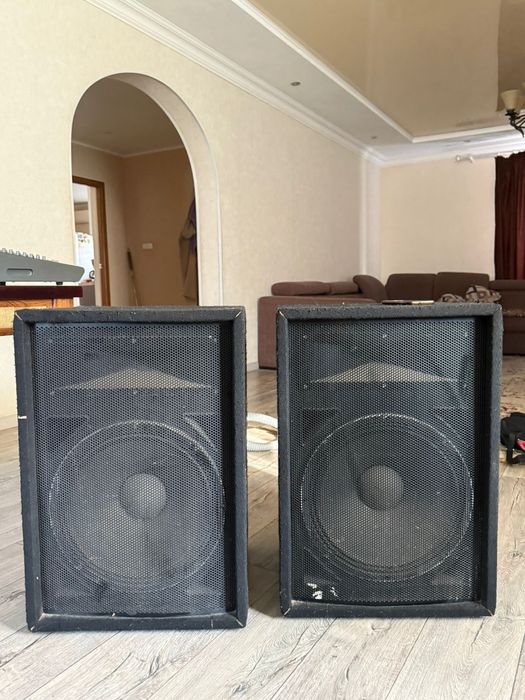 Микшерный пульт с акустические колонками