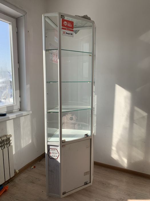 Продам ветрину угловая