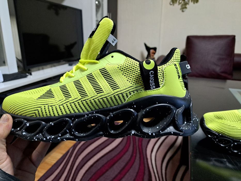 Продавам мъжки маратонки с ярко жълто желен цвят закупени от Германия.