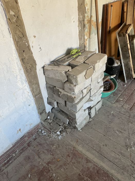 Продам кирпичи б.у. 50 шт