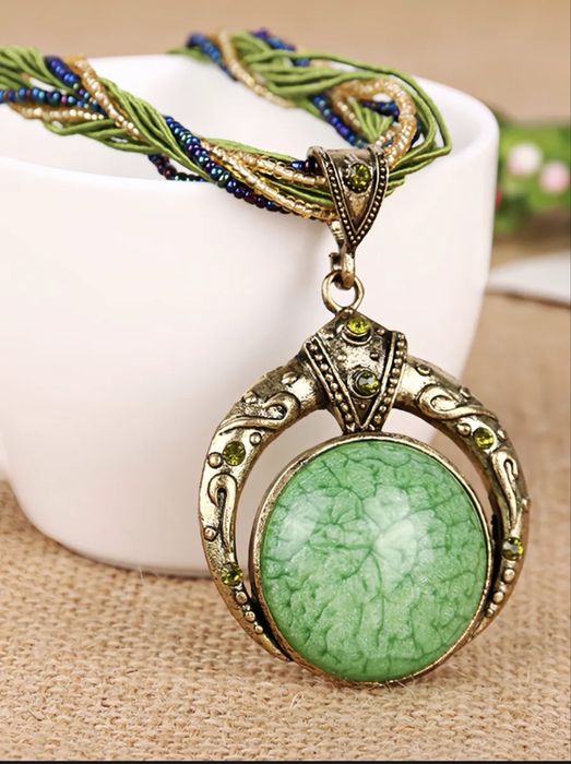 Украшение на шею колье ожерелье