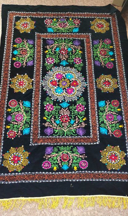 Ташкентский палак (вышивка сюзане), портера из красной духобы СССР