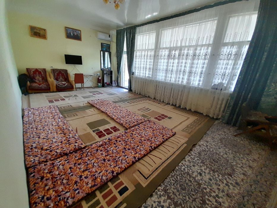 Уй сотилади.кармана бозори амир маркет йонида