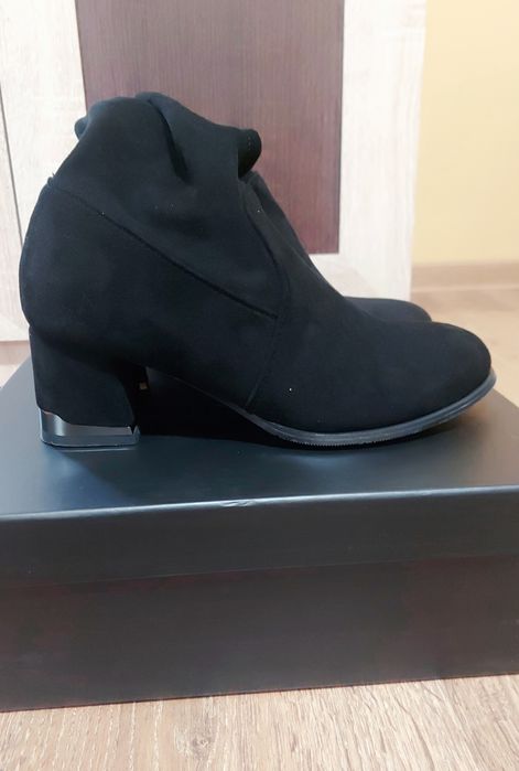 Cizme Formazione cu toc mic, peste genunchi