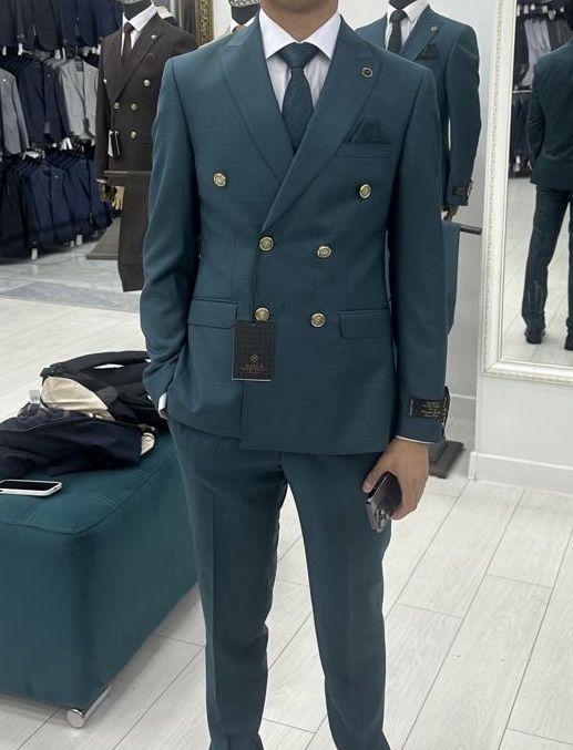 Продаётся Зелёный классический костюм