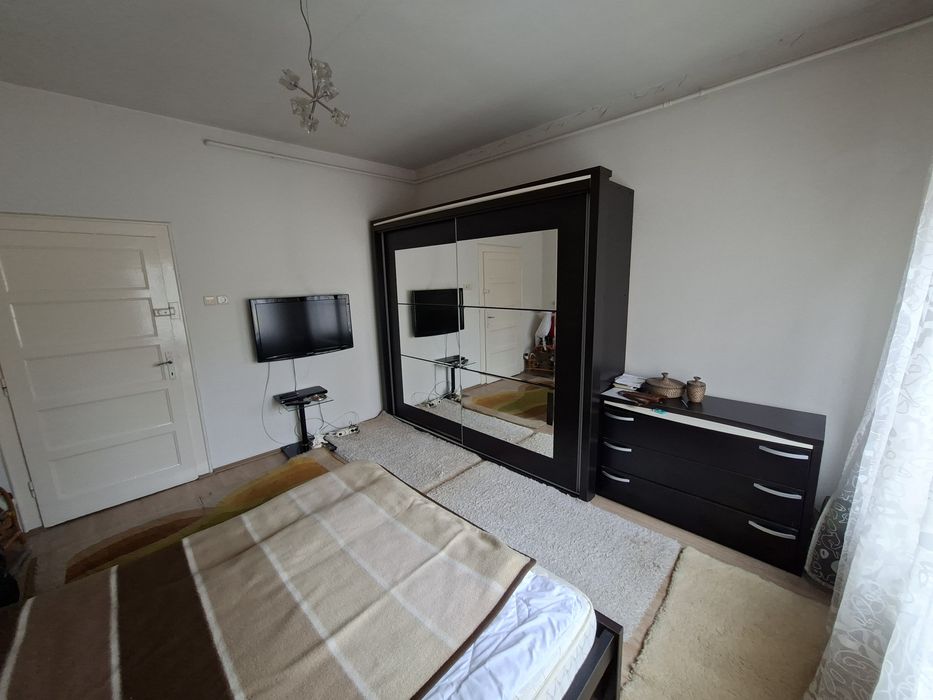 Vând apartament 3 camere, etaj casă