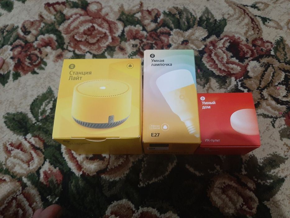 Продам Яндекс станцию, лампочку, пульт