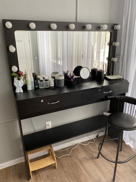 Продам стол на бровиста или визажиста