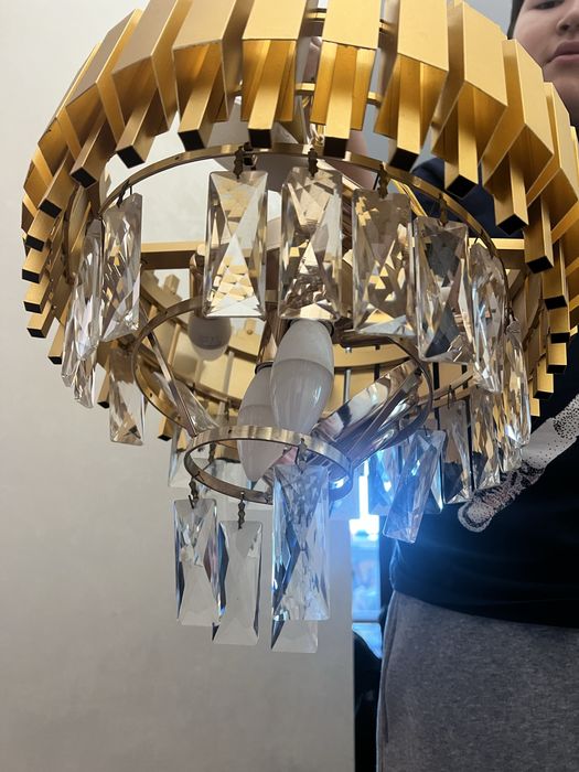 Люстра золотистая с кристалами