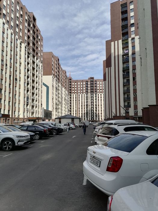 Продается 3 комнатная квартира 1 этаж 16 этажный дом.  Урикзар базар.