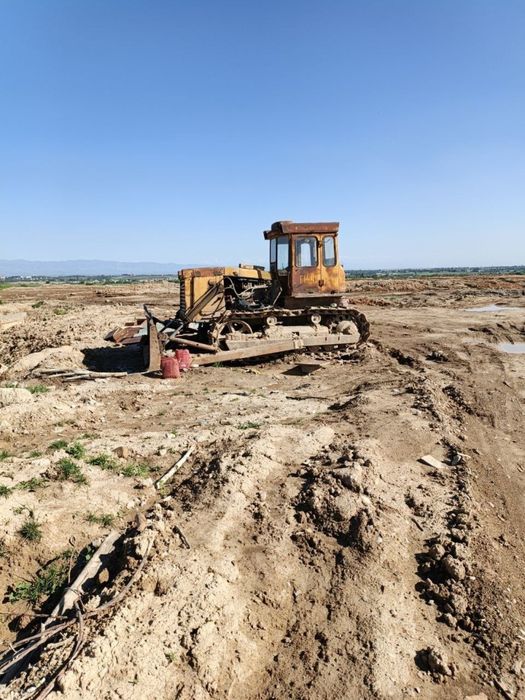 Buldozer sotiladi 16 tonnalik  holati yaxshi