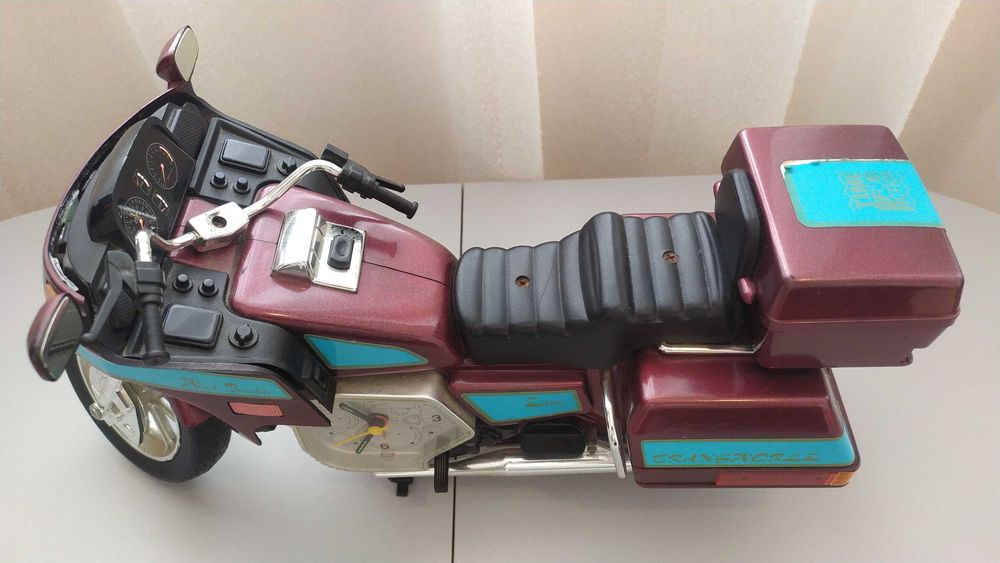 Настолен аналогов часовник във вид на мотор