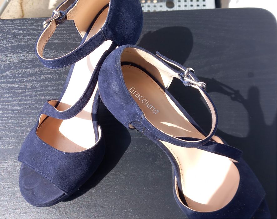 Предлагам нови дамски сандали черни кожени и тъмносини бамбук нови