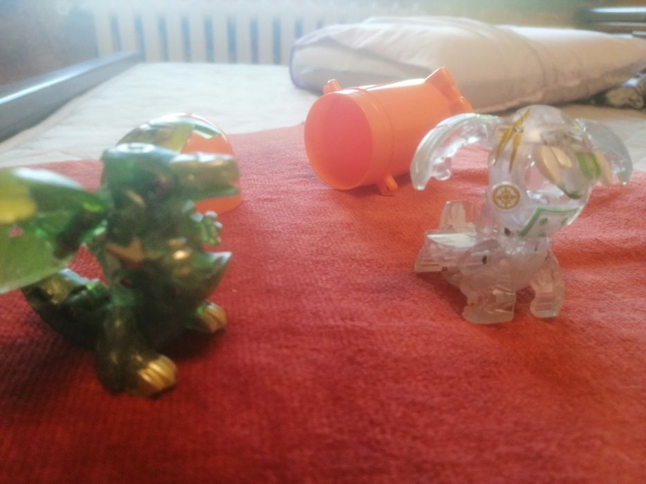 Бакуган Зелен Дракон и бял Дракон в кутия