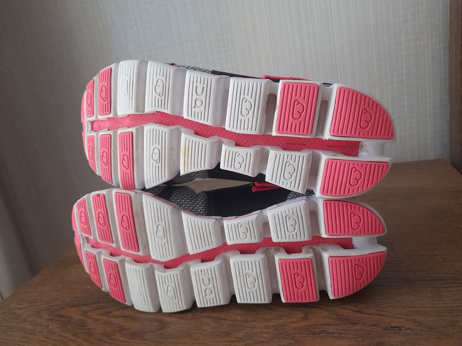 On Cloud дамски маратонки 40- 41 номер.