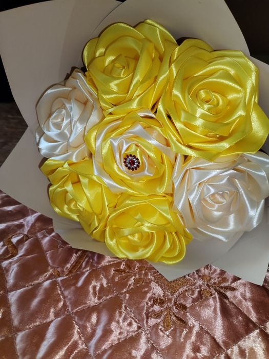 Buchete de trandafiri din satin