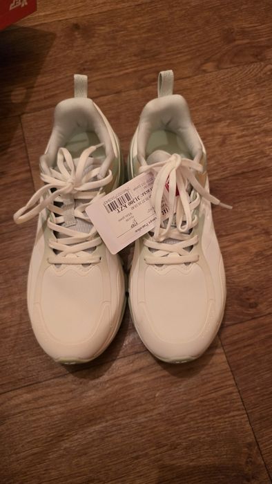 Новые брендовые кроссовки.