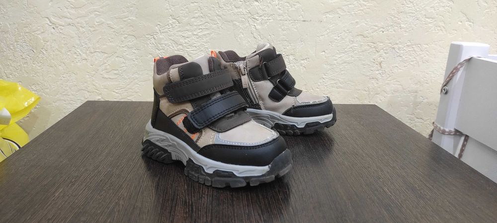 Продам детскую обувь: ботинки, кроссовки