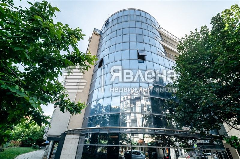 Просторен имот до бул. България