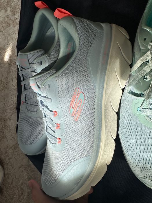 Продаю новые кроссовки Skechers ( оригинал )