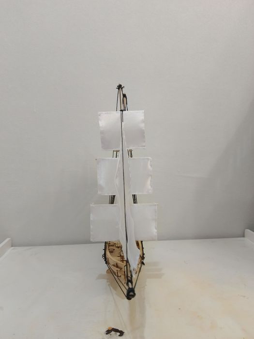 Продам корабль с белыми парусами