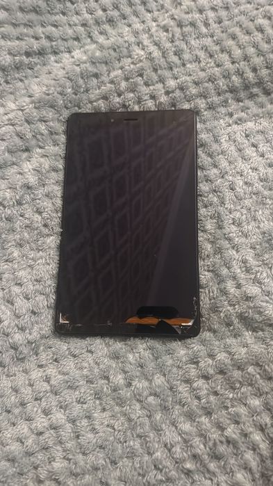 Поодается планшет от Самсунг в среднем состояние включается