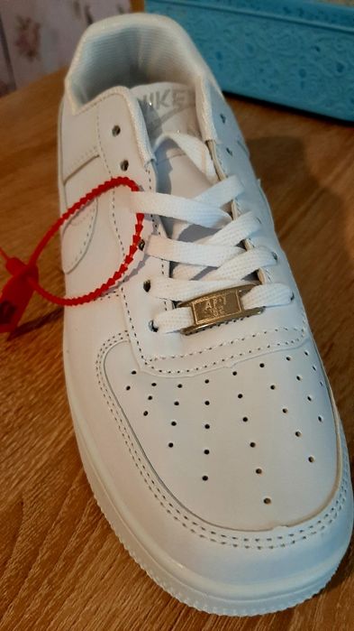 Новые кроссовки 40 размер