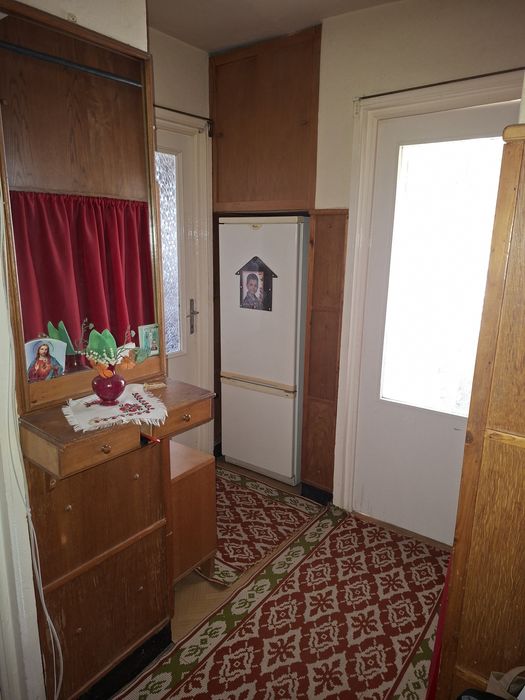 Se vinde apartament cu 2 camere decomandat.