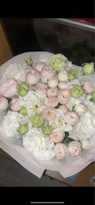 Цветы                Комб:куст розы, эустома, ранункулюсы